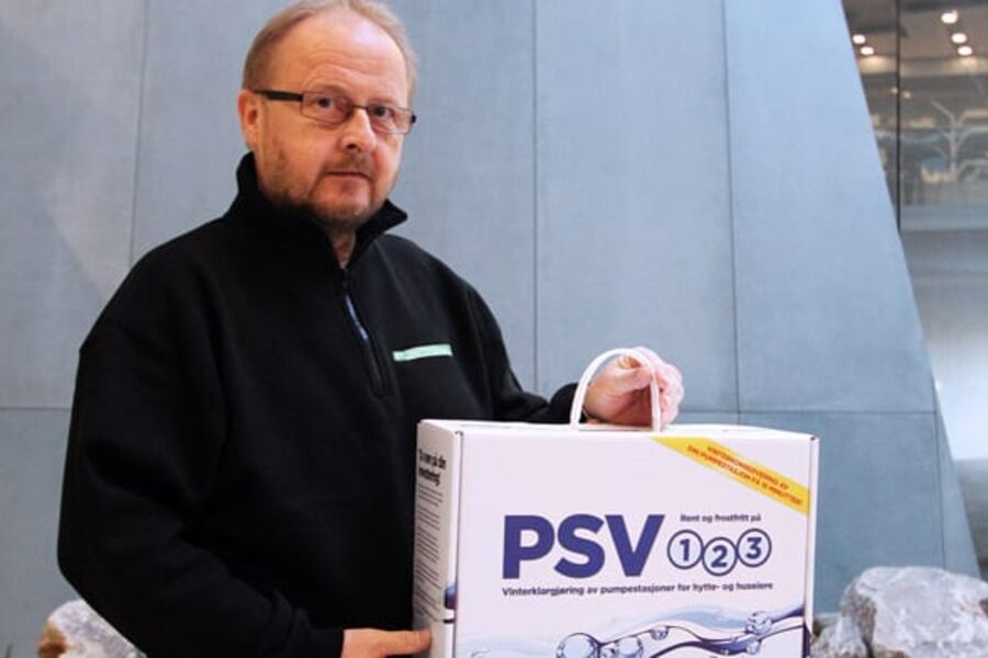 Arild Ahlsen hos Driftsteknikk AS i Råde i Østfold med det nye produktet PSV 123. PSV står for pumpestasjonsvask og 123 er myntet på at hele settet består av tre kanner og at selve arbeidsoperasjonen er forholdsvis raskt unnagjort.