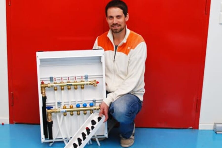 Produktsjef Christian Syvertsen i Armaturjonsson med det nye vanntette gulvvarmeskapet.