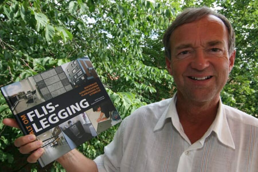 Arne Nesje med den nye boken om fliser, beregnet på arkitekter, håndverkere og selvbyggere.