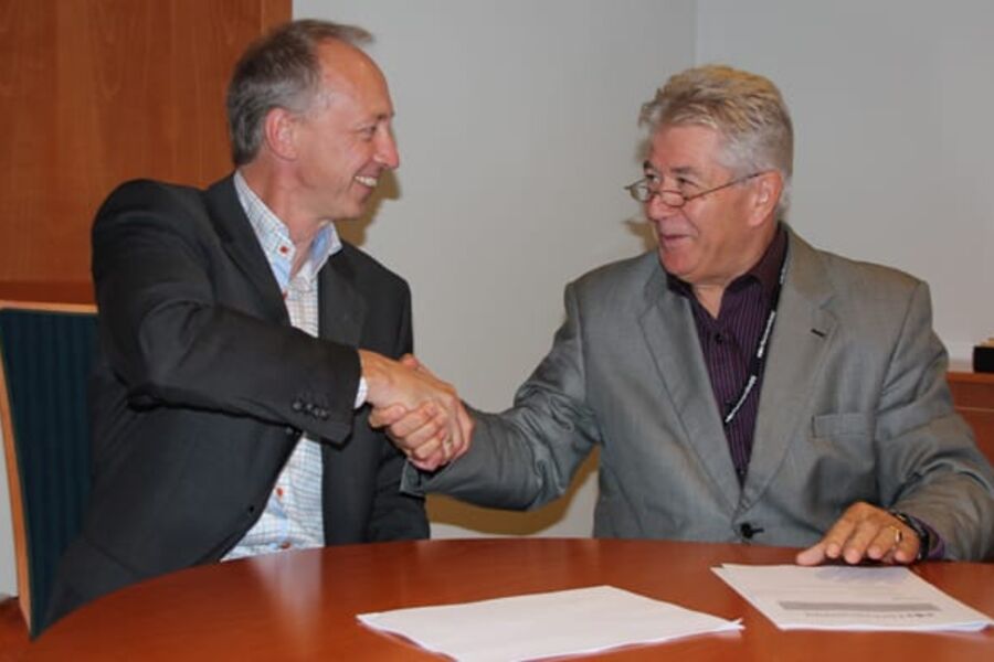 Fra signeringen av kontrakten. Trygve B. Thøgersen til venstre og adm.dir. Frode Sjursen/Forsvarsbygg.