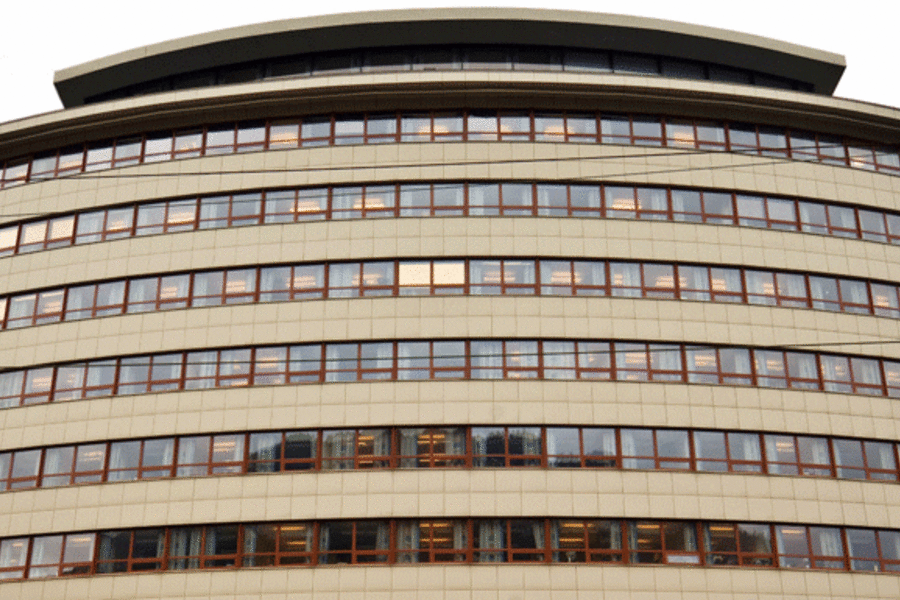 Statens hus er en bygning med 11 etasjer og ca 10 000 kvadratmeter. Entra Eiendom skal nå investere totalt 1,5 millioner kroner for å få ned energiforbruket. Reduserte energikostnader gjør at det ikke blir merkostnader for Fylkesmannen og de øvrige leietakerne.