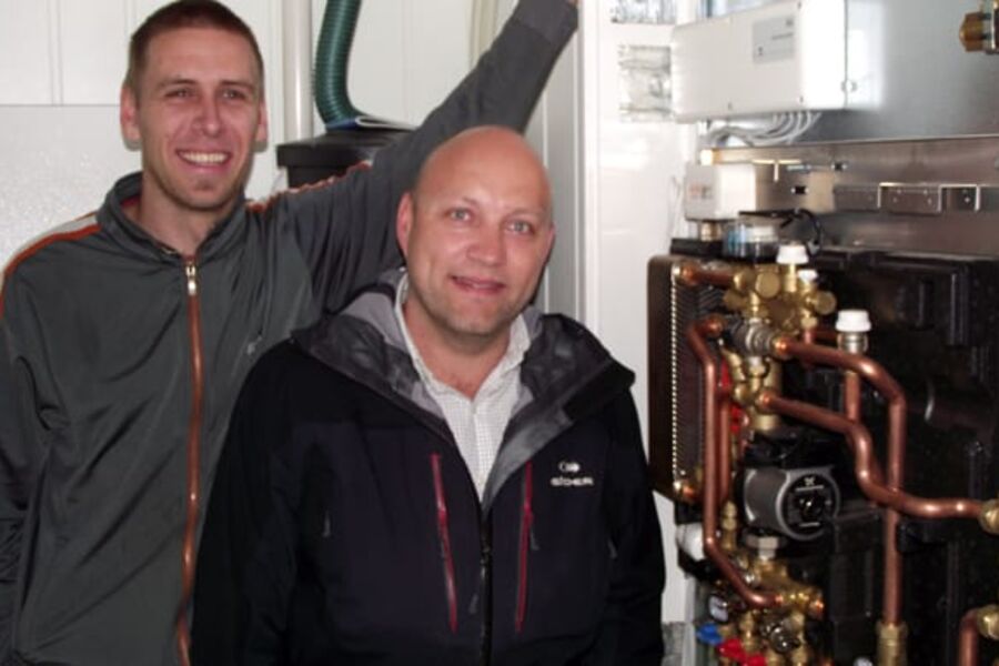 Distriktssjef Petter Hagen i Variant VVS og rørlegger Geir Arstad fra CFK foran IvarSAT skapet.