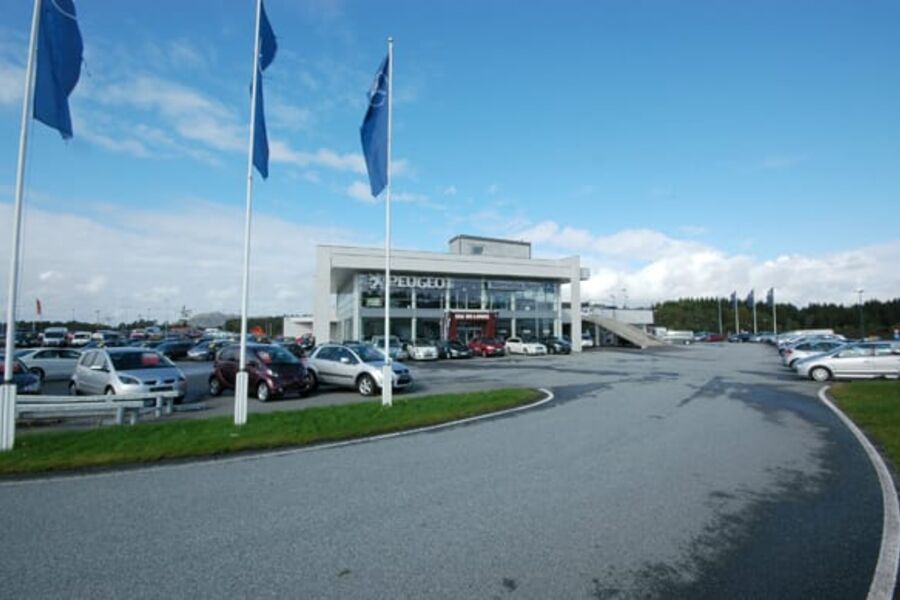 I bygget til Fylkesnes Bil går portene opp og ned minst 80  100 ganger i døgnet. Med store porter i begge ender av bygget medførte dette mye gjennomtrekk som fjernet varmen.