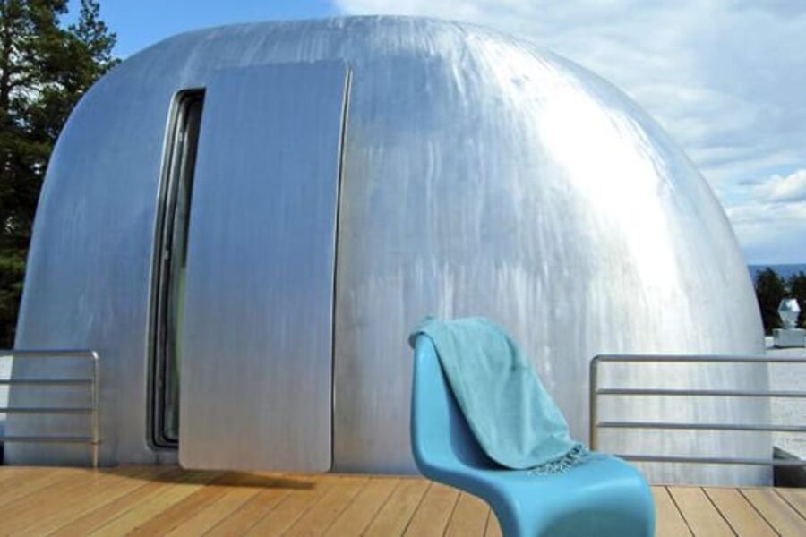 Våtromskjernen med bad, toalett og badstu borer seg gjennom huset og kommer til syne over taket på huset. Her oppe er det også en rommelig terrasse. © FOTO: Nils Petter Dale