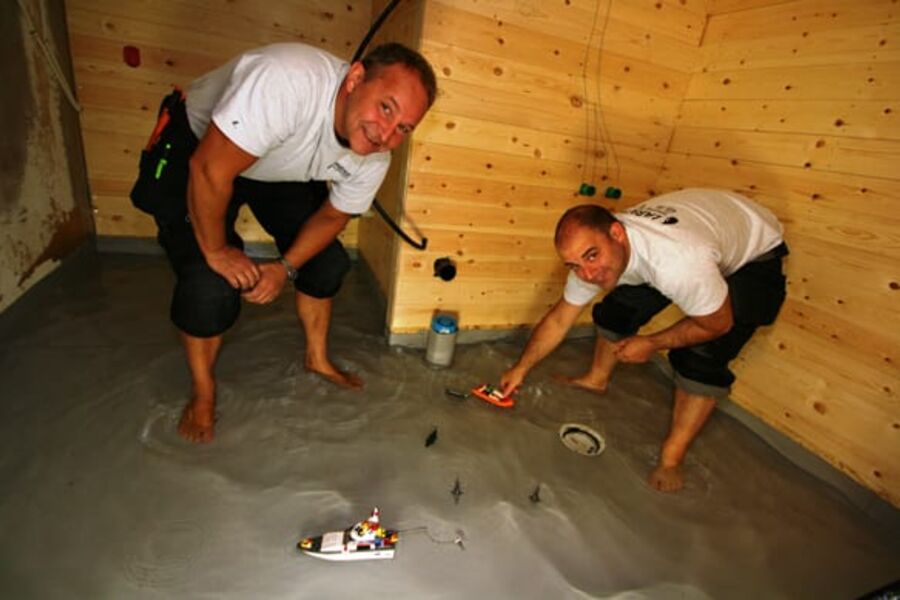 Rørlegger Morten Bergseng (v.) og prosjektansvarlig Allan Gloinson fryder seg over en vellykket vanntett-test av toppmembranløsningen i BVN-badet 2011.