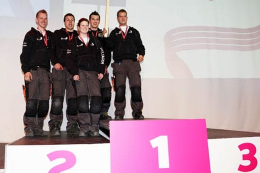 Her har vi fjorårets unge NM deltakere i rørleggerfaget, og som kan være en iinspirasjonskilde for de fire unge som skal avlegge svenneprøven under Bygg Reis Deg 2011.