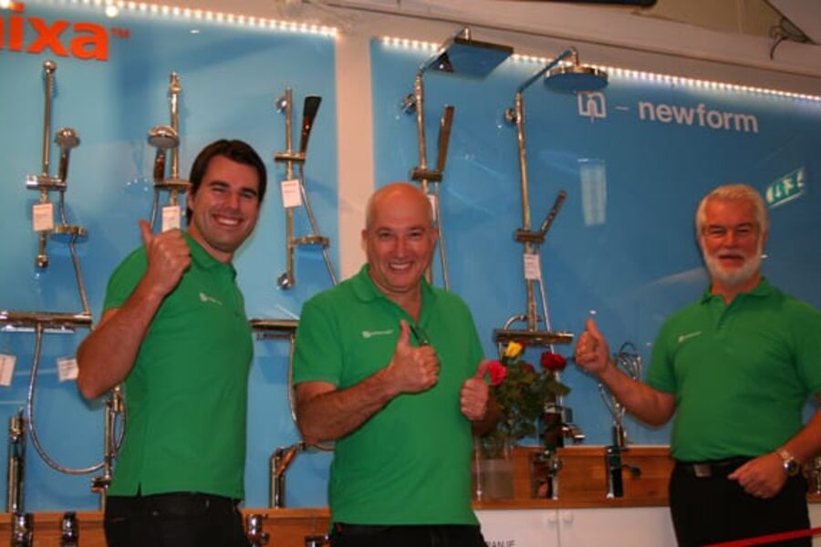 Den offiselle åpningen av Damixa - Newform konseptet hos Tempe VVS ble så god som man kunne drømme om. Fra venstre ser man tre fornøyde karer undr åpningen, salgssjef Lars Korsbakken, Adm.direktør Arne Korsbakken og salgsansvarlig for Korsbakken i Midt Norge,Per Flaaten.