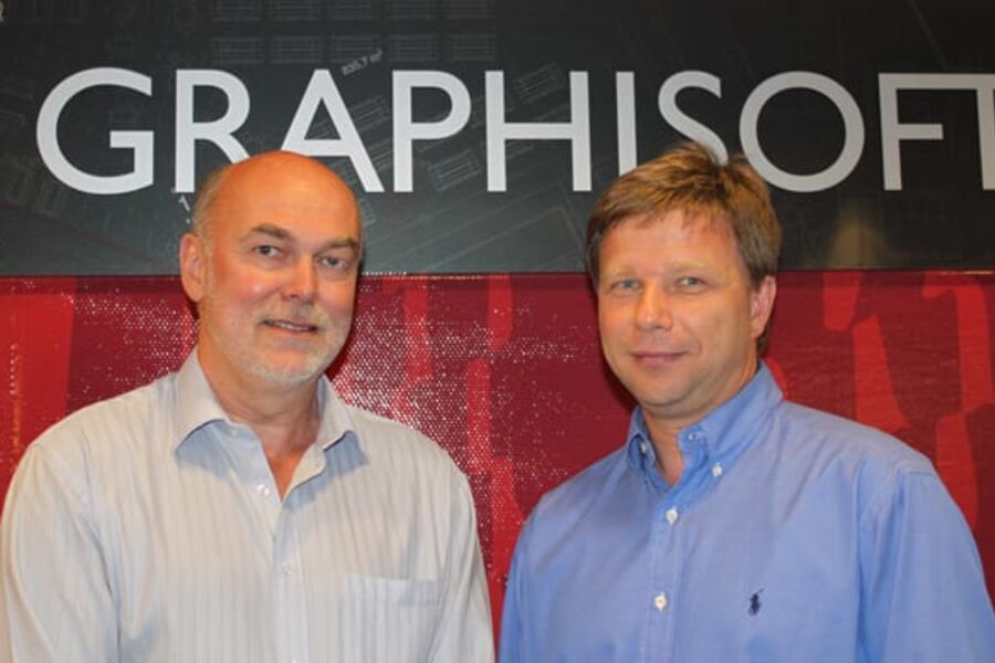 Daglig leder Halvor Sandbu (i midten) kan vise til sterke veksttall i første halvår av 2011. Her fra en tidligere distributør-prisutdeling. (Foto: Graphisoft)