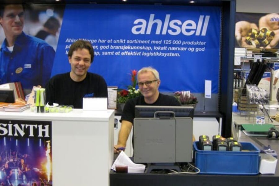 I det 2.200 m2 store proffsenteret blir kundene møtt av Jan Tore Waskaas ( til høyre ), Terje Doksrød og Kai Wendel Engblom.( Engblom var ikke tilstede da bildet ble tatt)