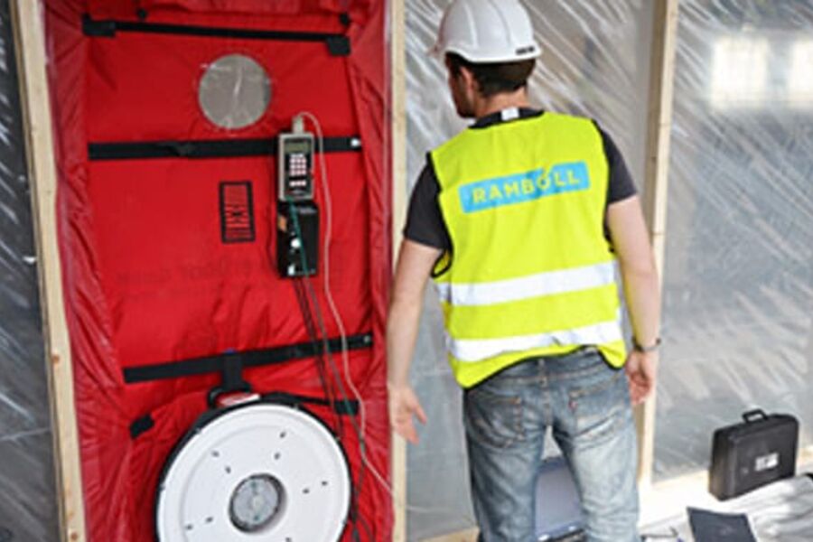 Det er Rambøll som har utført trykktesten. Her ser vi ryggen på Bjørnar Heiskel fra Rambøll. Foto: GK