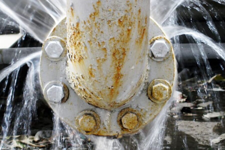 Rent vann fosser ut i strie strømmer fra vannverk landet over.