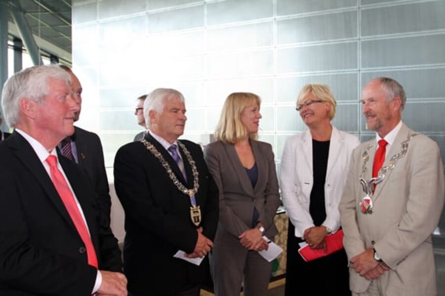 Arbeidende styreleder for Inspiria, Osmund Ueland, Sarpsborg ordfører, Jan O. Engsmyr, kulturminister Anniken Huitfeldt, kunnskapsminister Kristin Halvorsen og Østfolds fylkesordfører, Ole Haabeth under åpningen av Inspiria. Både Sarpsborg kommune og Østfold fylkeskommune er tungt inne på eiersiden av vitensenteret. Foto: Jon Henriksen