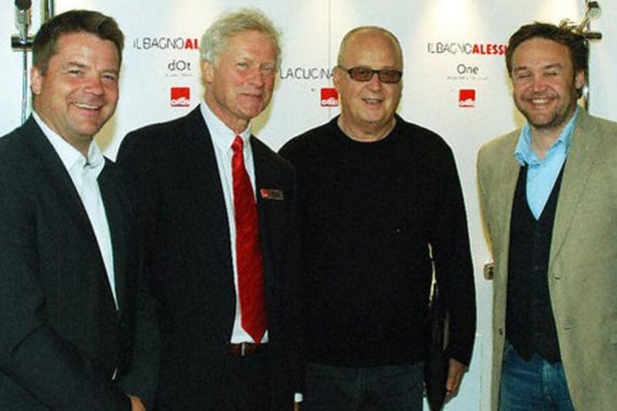 Bildet er hentet fra tidligere forhandlinger da Comfort og Rørkjøp var i samtaler med Oras og Alberto Alessi. Fra venstre: Knut Strand Jacobsen, Kaare Astrup (adm. dir. Oras Armatur), Alberto Allessi (designer) og Frank Olsen.