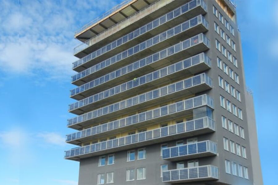 Solcellepaneler integrert i balkongrekkverk gjør boligbygg i Gävle til et energieffektivt bygg. Foto: Gavlegårdarna