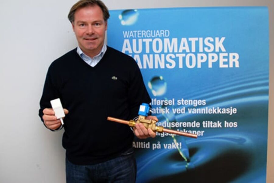 - Du kan trygt forlate boligen, og forsikringsselskapene er villig til å gi 15-20 prosent rabatt på boligforsikringen ved installasjon av dette produktet, sier håkon Munkejord i Waterguard.