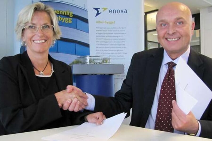 Avdelingsdirektør Audhild Kvam og administrende direktør Ketil Lyng signerte avtalen for henholdsvis Enova og BNL.