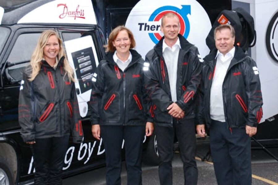 Sjåfør Maria Kuhlin, Marketingsjef Inge Lehmann,Regionsjef Vest Per-Steinar Nordaas ogRegionsjef Nord Leif Wiig. Maria Kuhlin er sjåfør på hele turen.