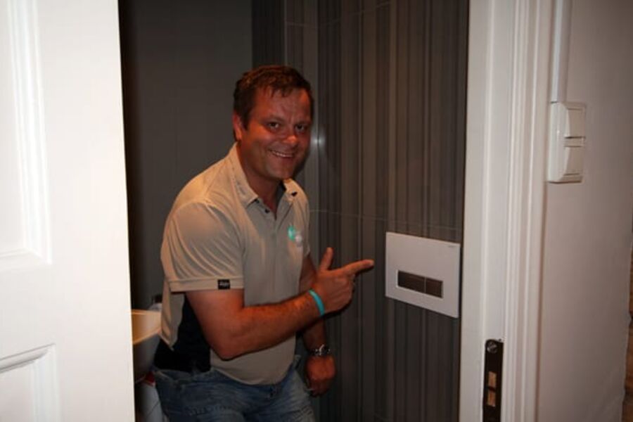 - Kundene blir veldig positive og nesten glade over å få muligheten til å slippe lukten fra tidligere besøkende på toalettet, og som man ser er Duofresh veldig tiltalende på veggen også sier Bjørn Karlsen i Bad og Flis.