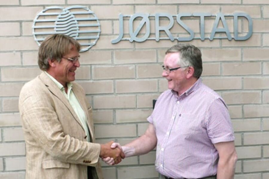 Konsernsjef i GK Norge AS, Jon Valen-Sendstad og tidligere daglig leder i Jørstad Drift AS, Geir Fjerdumsmoen ønsker hverandre lykke til etter at kjøpsavtalen nå er signert. Foto:GK