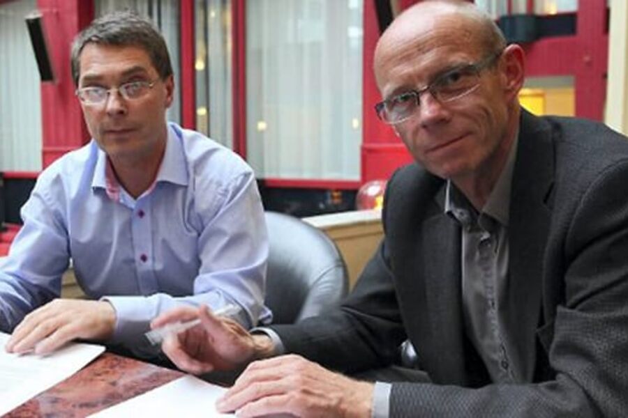 Adm. dir. Klaus Hvassing i Nordkraft og adm. dir. Bjørn Hølaas i Statkraft Varme signerer avtalen. (Foto: Kristian A. Johansen, Nordkraft)