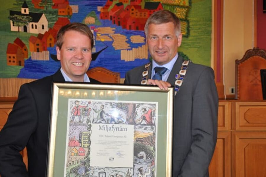 Daglig leder Jørn Rom i VITO teknisk entreprenør AS (til venstre) fikk diplomet overrakt av Drammens ordfører Tore O. Hansen på hans kontor den 22. juni 2011.