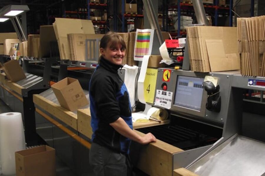 Her har vi medarbeider Eva Sivertsen i full virksomhet ved plukkautomaten ute i lageret.