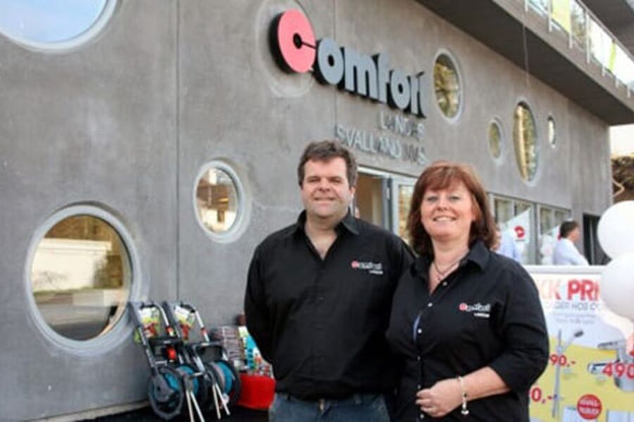 Under Comforts kjedens generalforsamling 13.  15. mai ble Svalland VVS tildelt prisen Årets Comfortør 2011.Både Butikksjef Mona Nordvik og daglig leder Dag Erik Svalland virker tilfreds med det.(Foto: Gunnar Holm)