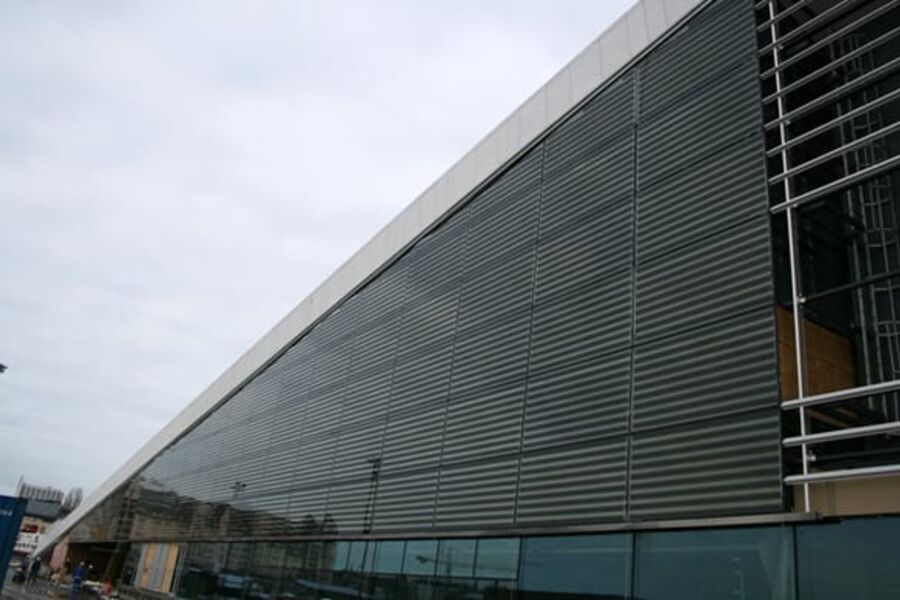 Solcellepanelet på Operaen i Bjørvika fungerer som solskjerming og leverer strøm til nettet. Foto: Statsbygg.