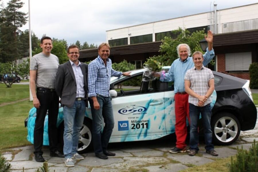 Miljøprisen ble overlevert OSO Hotwater denne uken. Fra venstre Stig Røed, OSO Hokksund, Roar Skimmeli, OSO Trondheim, Kåre Hunstad jr., Tibe PR, Reidar Braathen, OSO eier, David Zijdemans, OSO Hokksund.