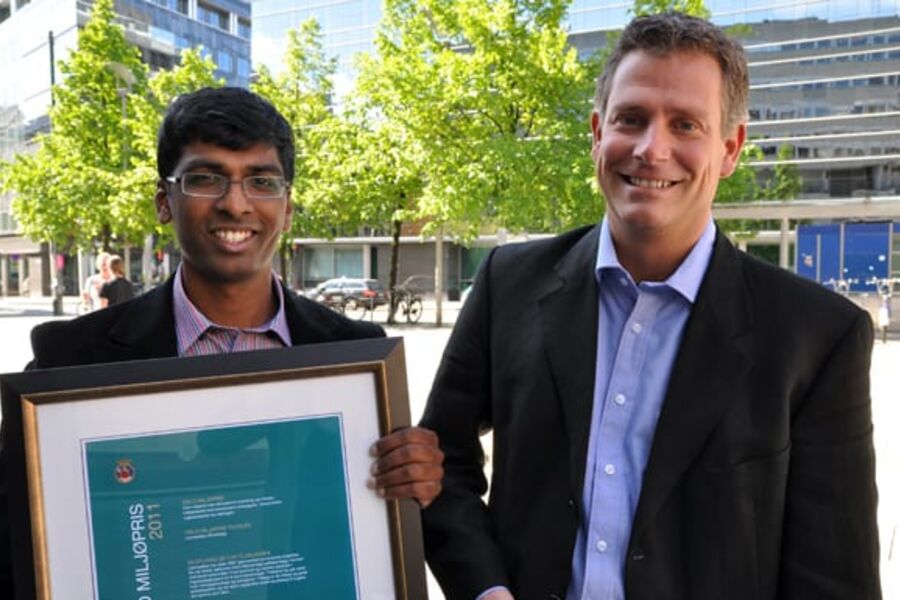 Fra venstre Naresh Sugandiran (styreleder)synes det er kjempemotiverende å få Oslos Miljøpris.Til høyre ser vi Sven-Robby S. Dierkes.