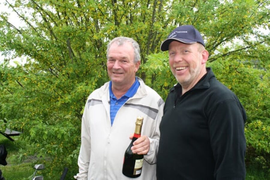 Erik Aas fra Aas og Haukanes tro til med hole in one fra 88 meter under sist helgs SIV INN CUP på Hadeland. Her mottar han en skikkelig premie fra Bjørn Dyrud i TROX Auranor.