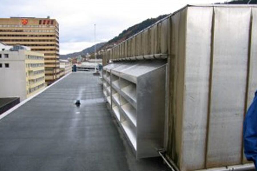 Luftinntaket bør stoppe både fuktighet i form av snø, regn og tåke, og større forurensninger som løv, innsekter og støv. Bergensristen er et slik luftinntak.