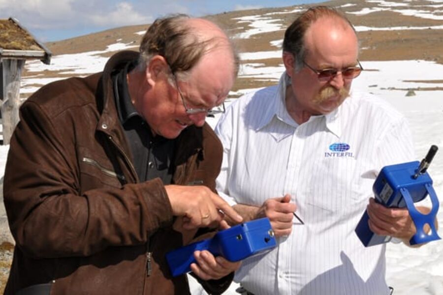 Professor Oddbjørn Sjøvold fra Høgskolen i Oslo og avdelingsleder Ole Helø i Interfil studerer hvorfor det heter Hu hei, hvor er det vel friskt og lett oppå fjellet.