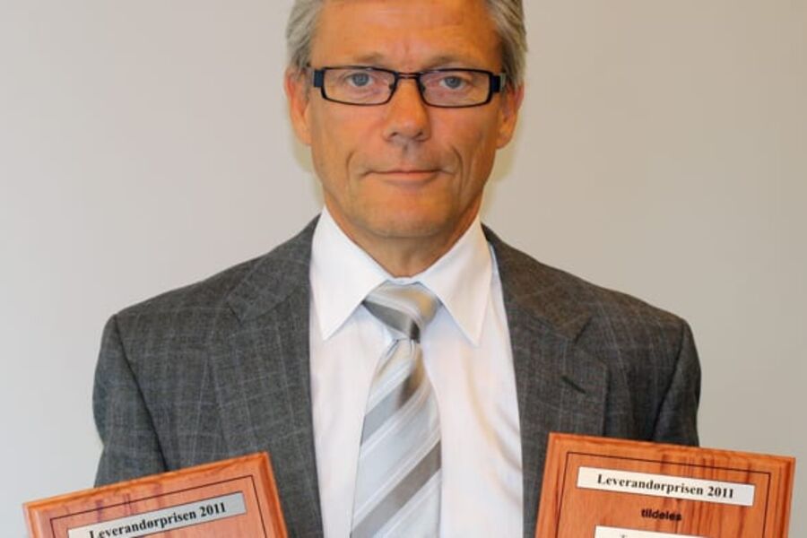 En stolt administrerende direktør Tore Holthe i Trox Auranor Norge AS fikk hele to priser under GK Konsern sin Nordiske Leverandørkonferanse i København.