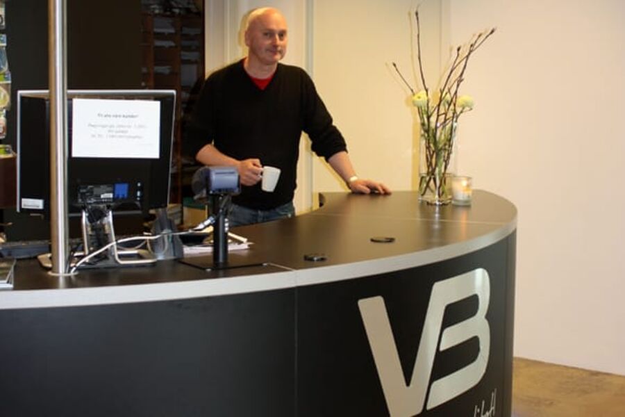 En stolt dalig leder i Ståle Berge bak en flott desigmessig VB disk i den nyåpnede butikken.