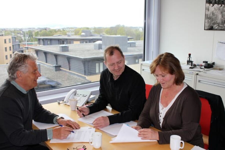 Juryen fra venstre: Arne H. Johansen (juryformann) - Mesterbrev, Oddgeir Tobiassen - NRL og Evelyn Harlem i Mesterbrev.