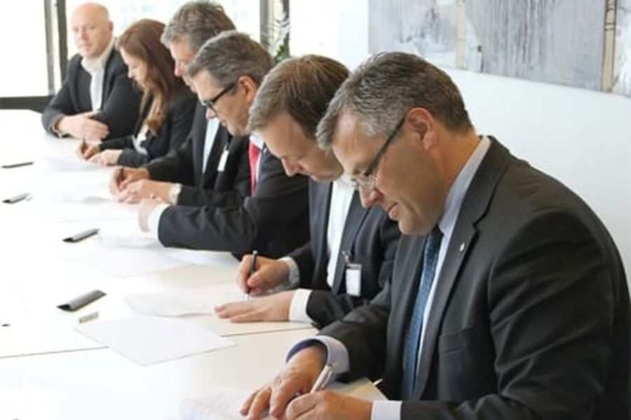 Fra høyre: Kyrre Olaf Johansen (Entra), Einar Håndlykken (Zero), Svein Richard Brandtzæg (Hydro), Petter Eiken (Skanska), Line Bull (Snøhetta Oslo AS) og Ole Gustavsen (Snøhetta AS. (Foto: Zero)