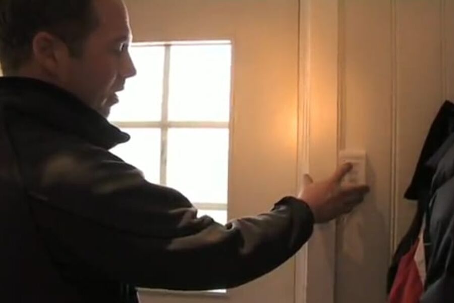 Her viser rørlegger Steinar Johansen i Hans Haugerud AS hvor enkelt man kan stenge vannet når man går ut av huset.NRL Smartstopp oppdager lekkasjer og stenger vannet automatisk.