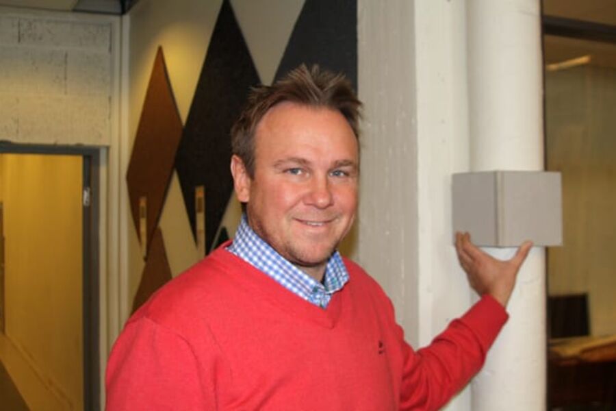 Daglig leder Dan Urban Styffe i Duri Fagprofil viser her andre anvendelsesområder for deres våtromsplate.