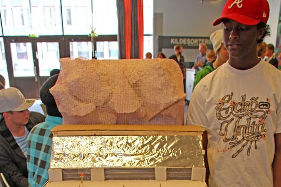 Yosef A. Amundsen fra vg1 bygg og anleggsteknikk på Sogn med modellen av Venkes Hus som gikk helt til topps i årets Gründercamp Foto: Veslemøy Nestvold