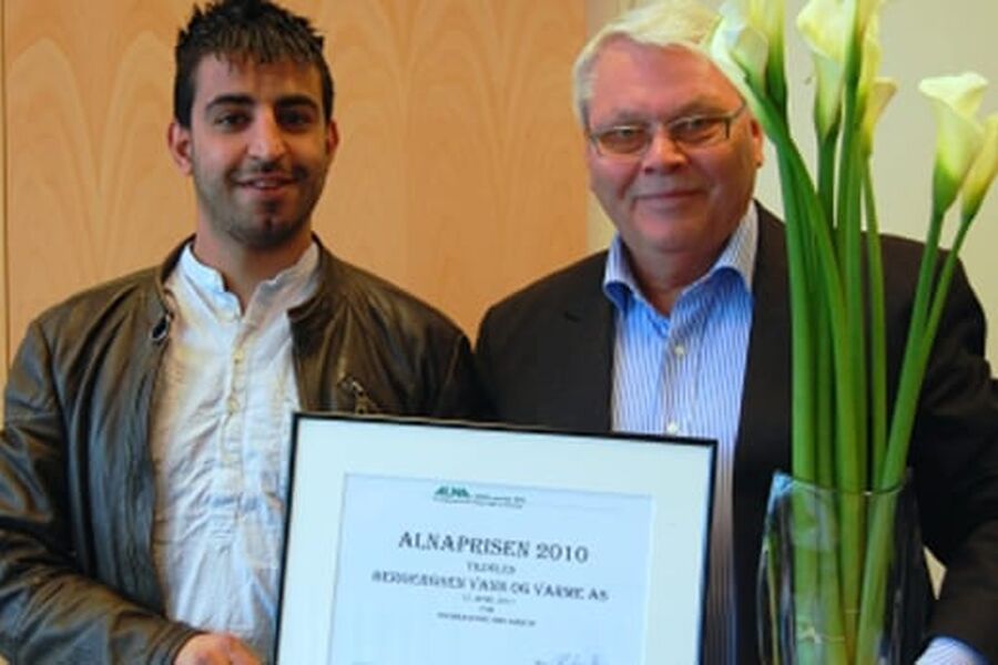 Alnaprisen 2010 ble overrakt til virksomhetsleder Bjørn Bergersen og virksomhetens hovedvernombud Mouhammad Alshibib. (Foto: Alna HMS-senter BA)