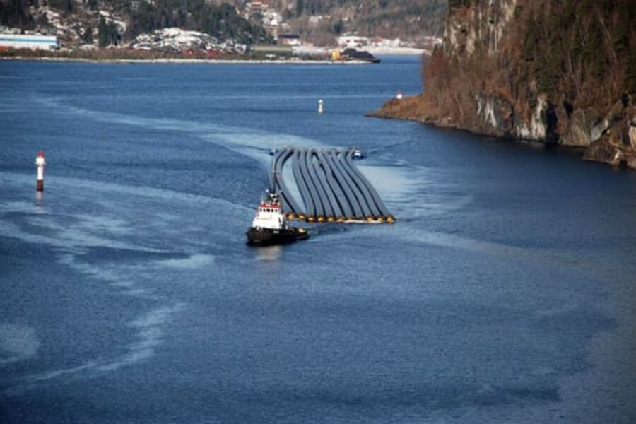 Siden polyetylen er et svært fleksibelt og sterkt materiale fraktes rørene fra fabrikken i Stathelle hengende etter slepebåter.