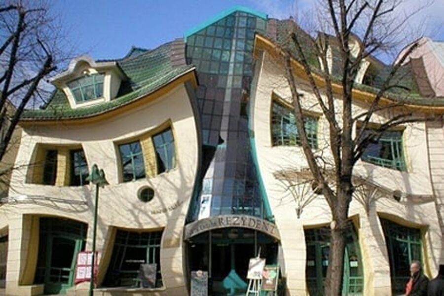 Det berømte Crooked House - Sopot i Polen ble bygget i 2003, og tegnet av Jan Marcin Szancer, kjent polsk tegner og den svenske kunstner Per Dahlberg- For ordens skyld, BIM ble ikke benyttet.