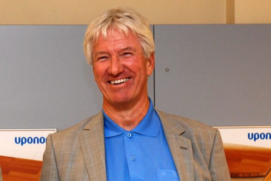 Tor Brønn har alltid vært kjent for sitt gode humør og hese stemme. Han er jordnær, blid og fornøyd, selv om livet ikke alltid har vært en dans på roser for ham.