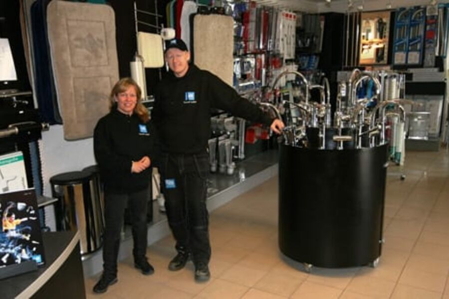 På bildet ser vi Hilde Nordholm og Roger Enghaug i Brekke Sanitær AS som stolte viser frem sin nye butikk etter oppgraderingen,