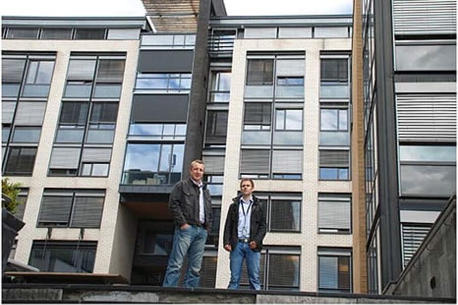 Ståle Syversen fra SRO (t.v.) og Thomas Thorstensen fra ISS Energi har samarbeidet om å gi Nordea en årlig milliongevinst. Samtidig spares miljøet for CO2 tilsvarende 555 000 km med et mellomstort fly. Hvert år Foto: Beckhoff