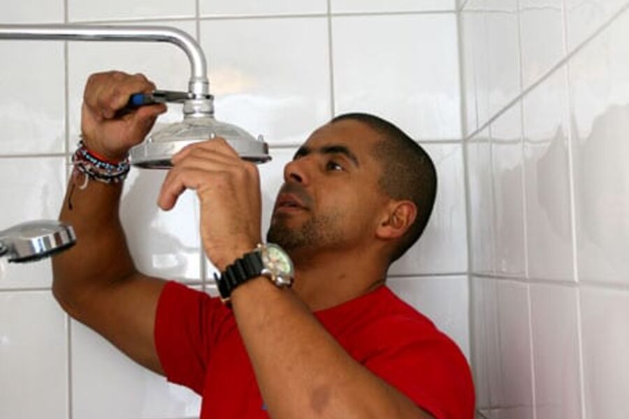 I Sverige er det slik at det kun er autoriserte VVS-firmaer som får godkjenning. Ett av flere kriterier er at firmaet undertegner en erklæring om at de følger reglene i Saker Vatteninstallation.