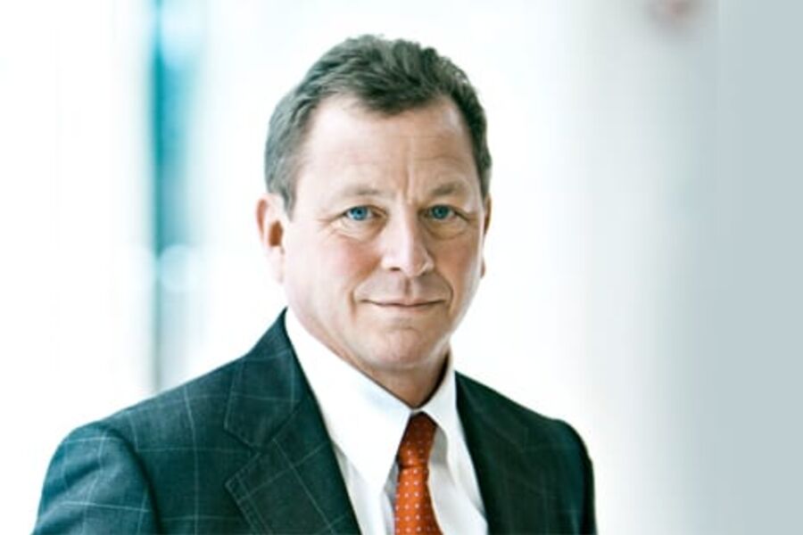 Adm. direktør John G. Bernander griper tak i en fersk rapport fra Utdanningsdirektoratet og vil at praksisbrev bør settes igang snarest. Foto Hans Fredrik Asbjørnsen.