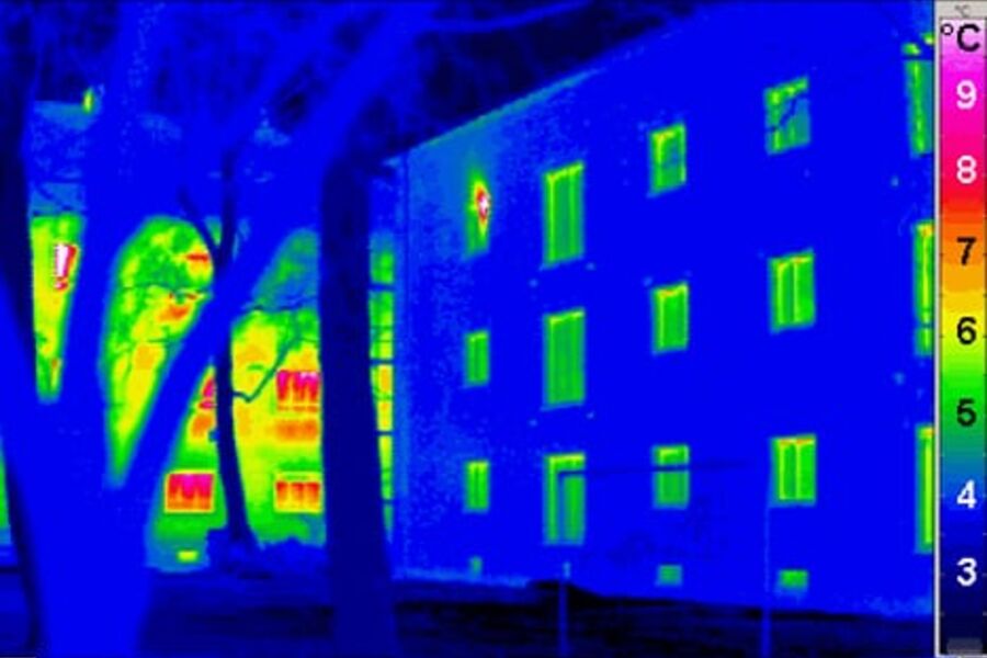 Her ser vi forskjell i varmetap fra et passivhus (forgrunn) og et vanlig hus.