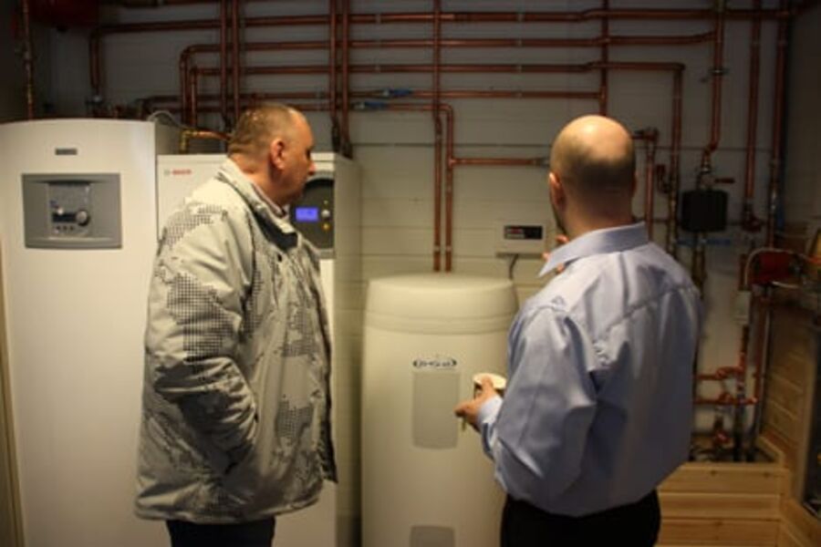 Daglig leder Geir Helgesen i Rørlegger Helgesen AS har åpnet en 100 m2 stor VVS butikk hvor de viser både baderom, tekniske produkter og varmeløsninger.